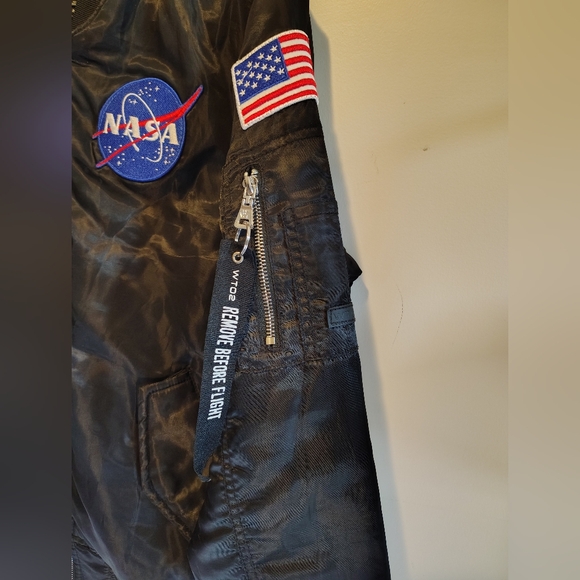 Black Bomber Jacket with Ribbed Cuffs and Insulated Silhouette - Picture 5 of 9